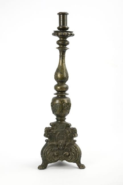 Candelabro grande y pesado.  
 

 Con la inscripci