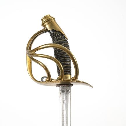 Espada con guarda de tres varillas y vaina.  

Pru