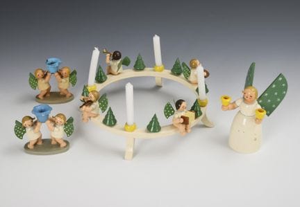 Corona de Adviento y 3 angelitos con candelero dif