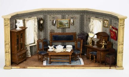 Gründerzeitlich eingerichtete Puppenstube.  
 

 
