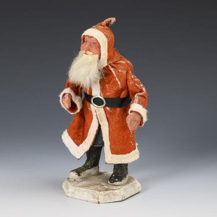 Weihnachtsmann auf achteckigem Sockel.  
 

 1920e