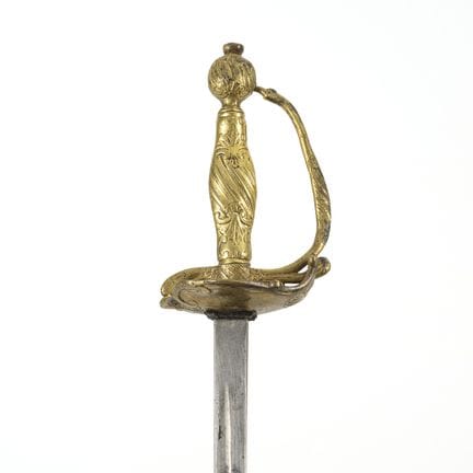 Espada elegante con vaina de cuero.  

 
 

Longit