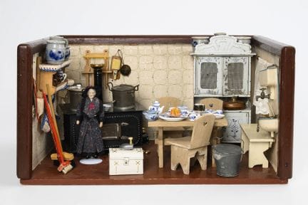 Puppenküche mit Blechschrank.  

Um 1920 und jünge