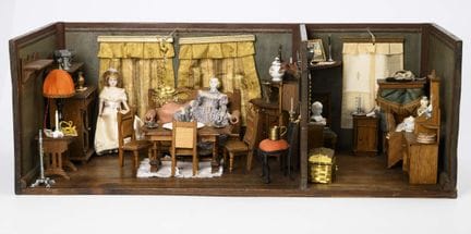 Puppenstube mit Eichenmöbeln.  
 

 Um 1900 und jü