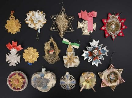 Lot composé de 13 décorations de cotillon et de 2 