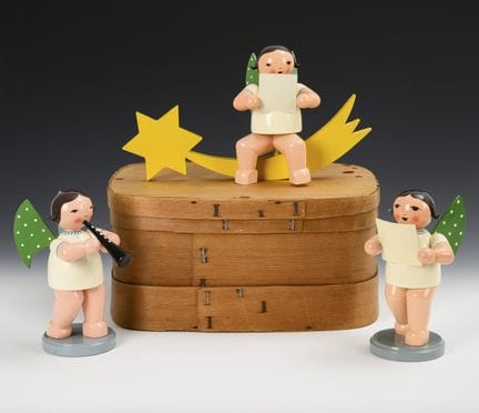 3 große Engel in alter Spanschachtel.  
 

 Unters