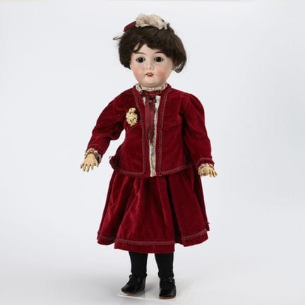 Mädchenpuppe mit rotem Samtkleid. Gebrüder Kühnlen