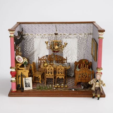 Puppenstube als Jagdzimmer.  
 

 
  
 

 Holz, au