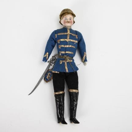 Seltener Puppenstuben-Soldat mit Pickelhaube.  
 
