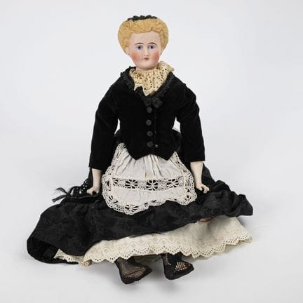 Brustkopf-Puppe mit schwarzer Kleidung und Schürze
