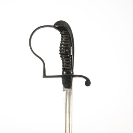 Espada corta con empuñadura negra.  

Hoja marcada