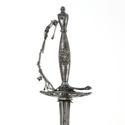 Espada con hoja antigua y empuñadura de «cut steel