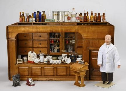 Alte, reich ausgestattete Puppenstuben-Apotheke.  