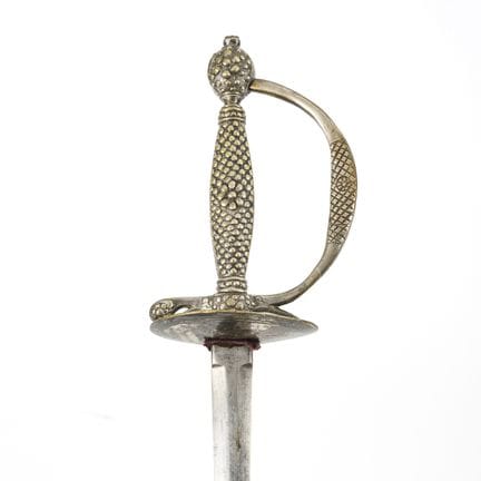 Espada con empuñadura con relieve.  
 

 Probablem