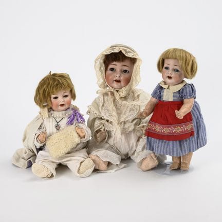 3 Charakterpuppen mit Porzellankopf.  

Gemarkt: H