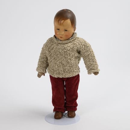 Puppenjunge mit weinroter Hose. Käthe Kruse.  
 

