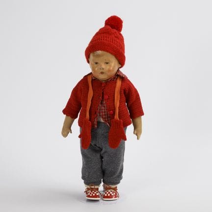 Puppenjunge mit roter Pudelmütze. Käthe Kruse.  
 