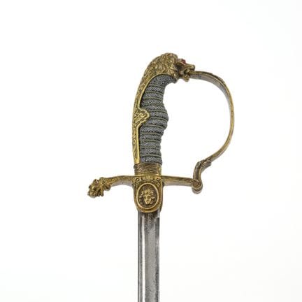 Sable ligero con cabeza de león y guarnición.  

 