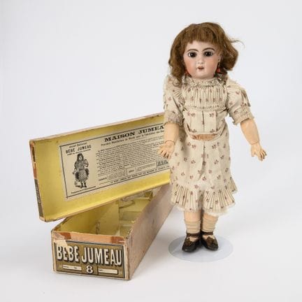 Originalbekleidete Puppe "Bébé Jumeau" in Karton. 