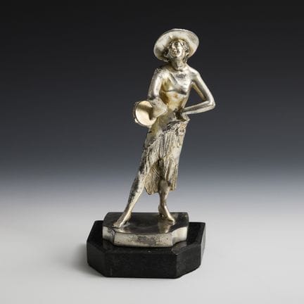 Frauenfigur mit Tamburin. WMF.  
 

 Mit Straußenm