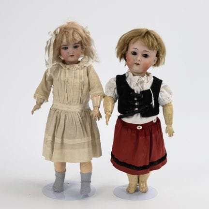 2 blonde Porzellankopfpuppen.  
 

 Gemarkt. Ab 19