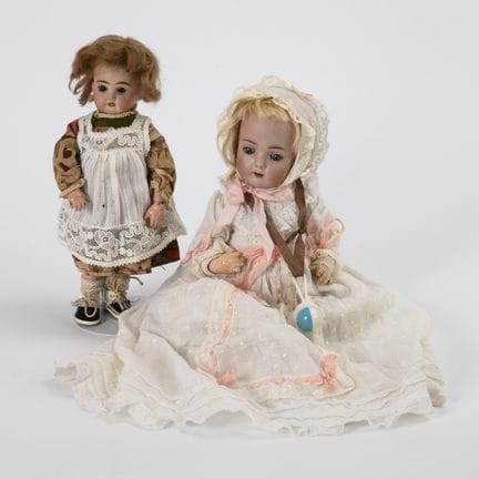 2 kleine Porzellankopfpuppen.  
 

 1x gemarkt. Um