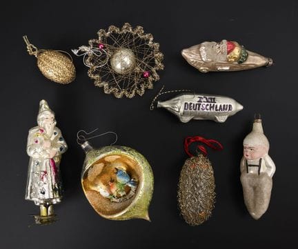 Set di 8 decorazioni per l'albero di Natale.  

In