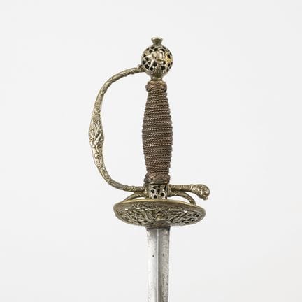 Espada ligera con pomo calado.  
 

 Probablemente