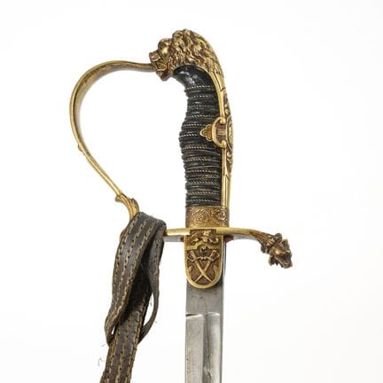 Sable de oficial con cabeza de león, con vaina y p