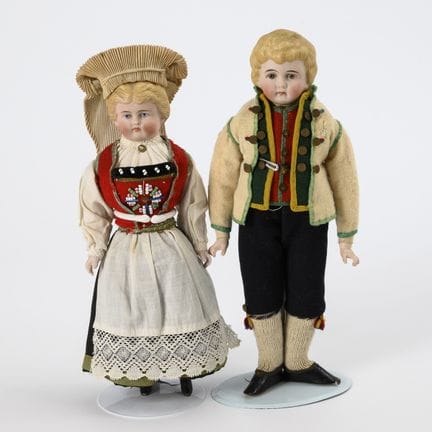 2 Brustkopfpuppen in Tracht.  

Um 1890.
 

Biskui