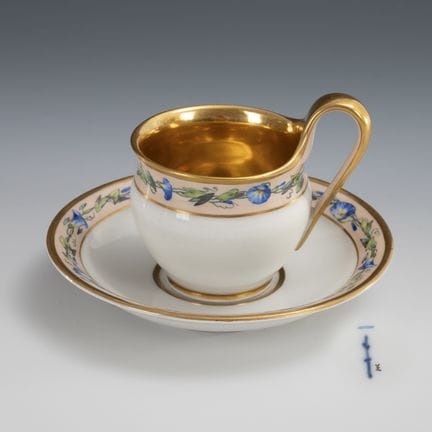 Tazza da vetrina con bordo a volute a imbuto. KPM 