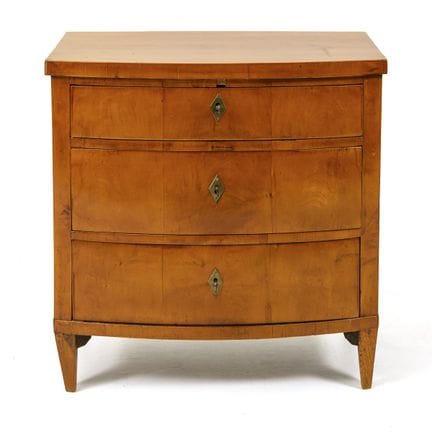 Petite commode de style Biedermeier.  
 

 Vers 18