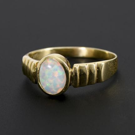 Ring mit Opal-Doublette oder -Triplette.  
 

 
  