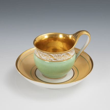 Vitrinentasse mit mintgrünem Teilfond. KPM Berlin.