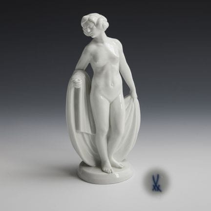 Figurine de nu féminin avec un voile. Meissen.  
 