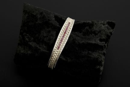 Bracciale in oro bianco con pietre colorate rosse,
