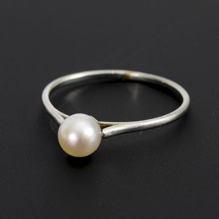 Anello con perla.  

 
 

Certificato in platino. 