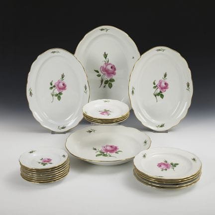 21件“红玫瑰”餐具套装。迈森。  

主要为“剑形”标志，1934-1945年，一级品。
 

彩