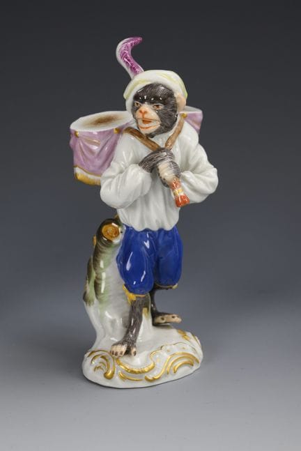 Scimmia che suona il timpano. Meissen.  
 

 March