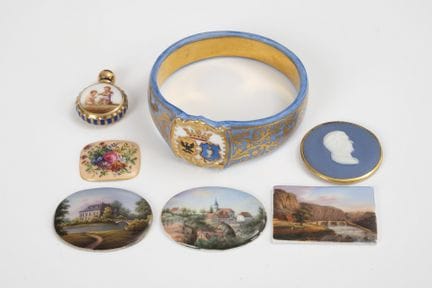6 miniatures et 1 bracelet.  
 

 XIXe siècle. 
  
