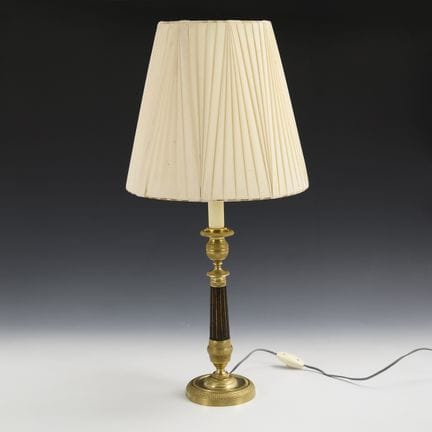 Lampe de table.  
 

 
  
 

 Bronze. H 63,5 cm. 1