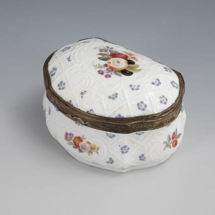 Tabacchiera con decorazioni raffiguranti volatili.