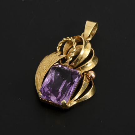 Modernistischer Anhänger mit Amethyst.  
 

 
  
 