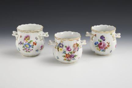 3 cache-pots décorés de motifs floraux. Potschappe