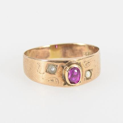 Sehr kleiner Ring mit rotem Farbstein und Saatperl