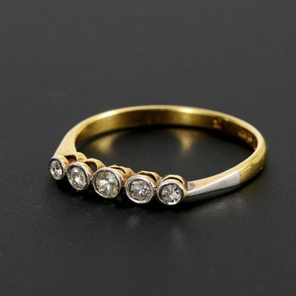 Ring mit 5 Diamanten im Verlauf.  
 

 
  
 

 Gel