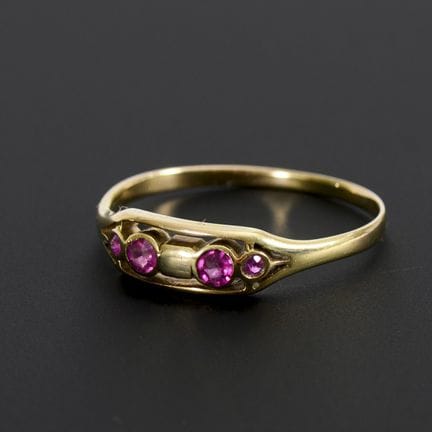 Zarter Jugendstil-Ring mit kleinen roten Farbstein