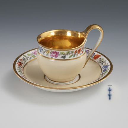 带花卉边饰的展示杯。柏林皇家瓷器厂（KPM）。  
 

 权杖标志和蓝色绘饰标志，1803-181