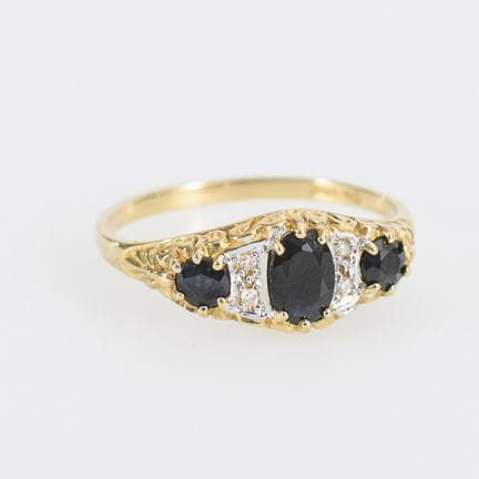 Ring mit 3 blauen Farbsteinen, wohl Saphire.  
 

