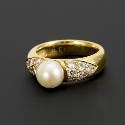 Anello con perla e brillanti.  
 

 
  
 

 Punzon